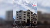 Ağır hasarlı 6 katlı bina, yıkılırken çöktü