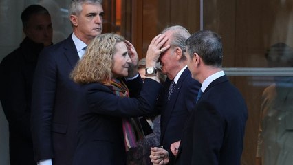 El saludo entre la infanta Elena y el rey emérito