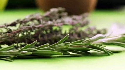 4 خلطات تساعد على تطويل الشعر وأهمها زيت إكليل الجبل للشعر _ rosemary oil for hair growth