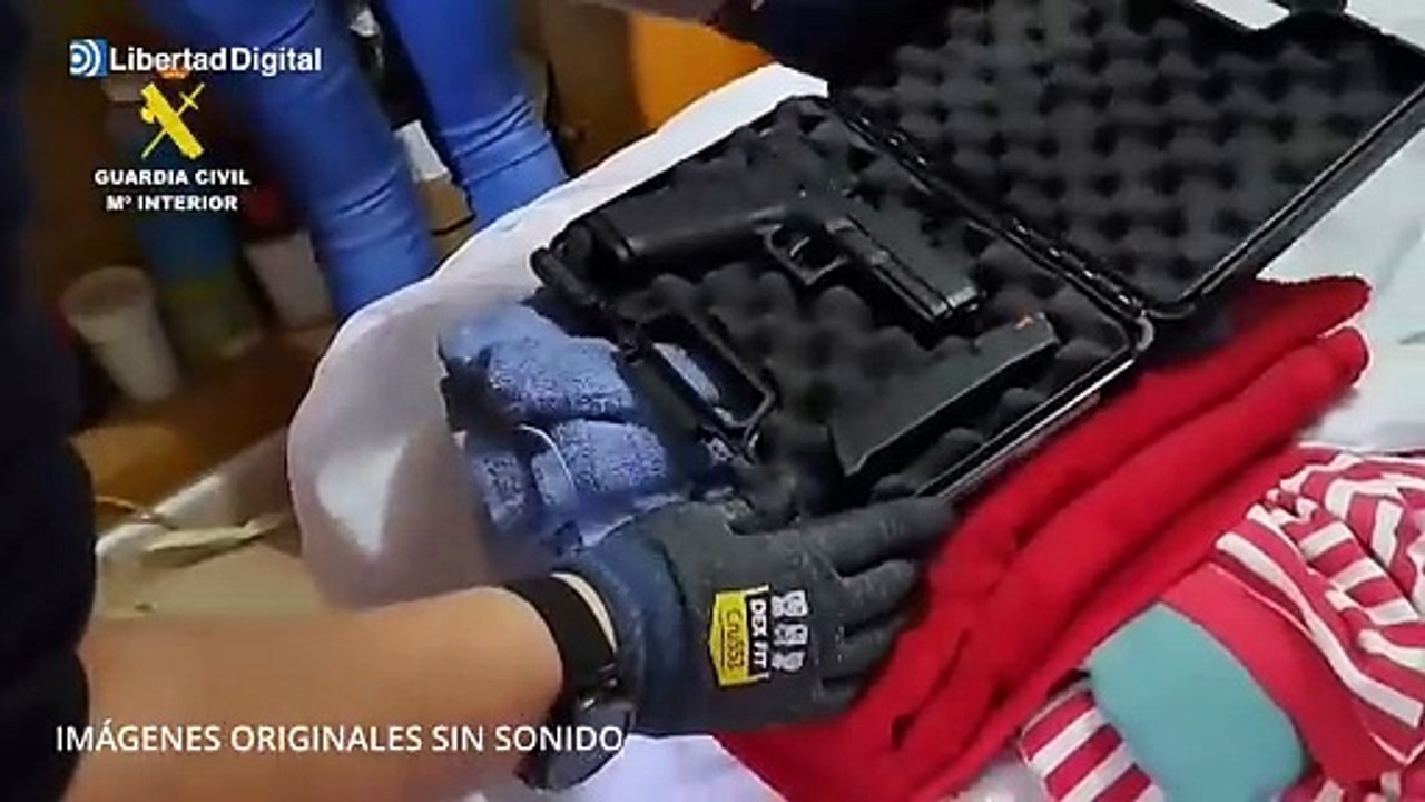 La Guardia Civil desmantela un taller clandestino de armas de guerra y explosivos