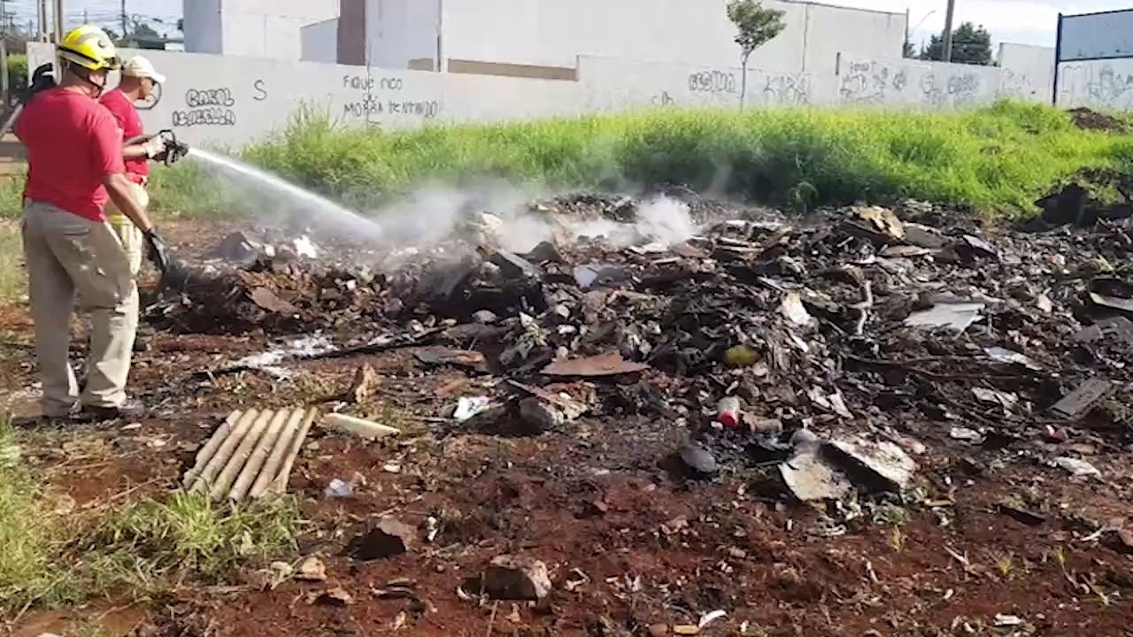 Fogo em entulhos é contido por militares do Corpo de Bombeiros no Bairro Interlagos
