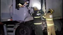 Motorista de carreta fica preso às ferragens após batida na MGC-122