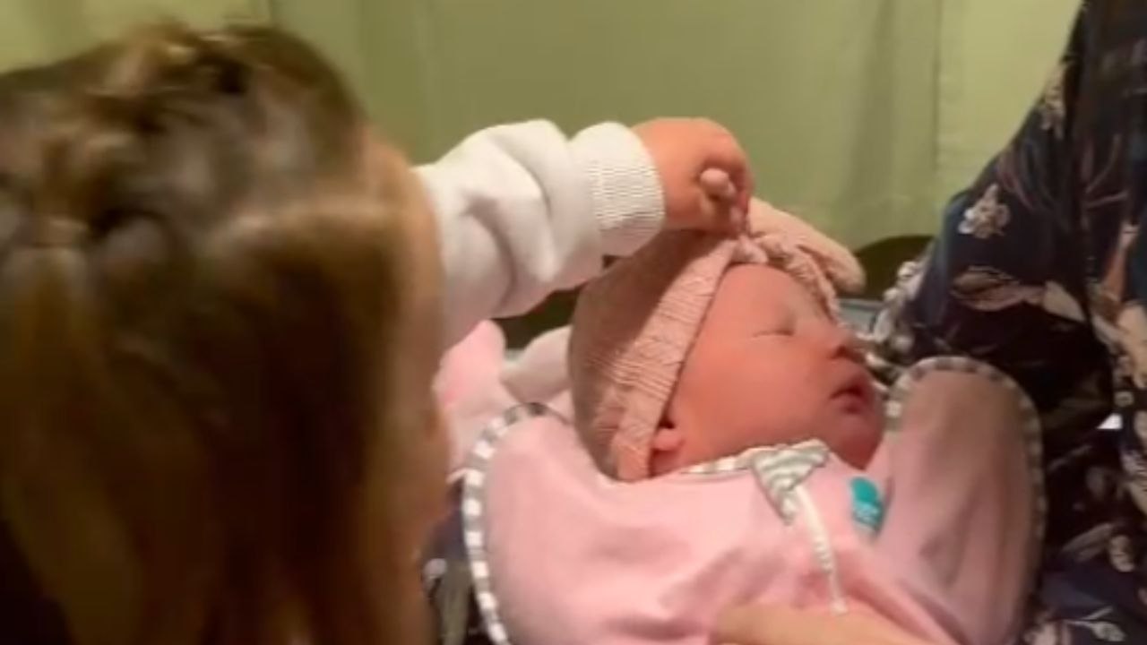 Toddler adorably unlocks her 'big sister' mode during wholesome 1st interaction with baby sister
