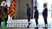 Abuchean a Sánchez y Aragonès a su llegada al Palau de la Generalitat para reunirse