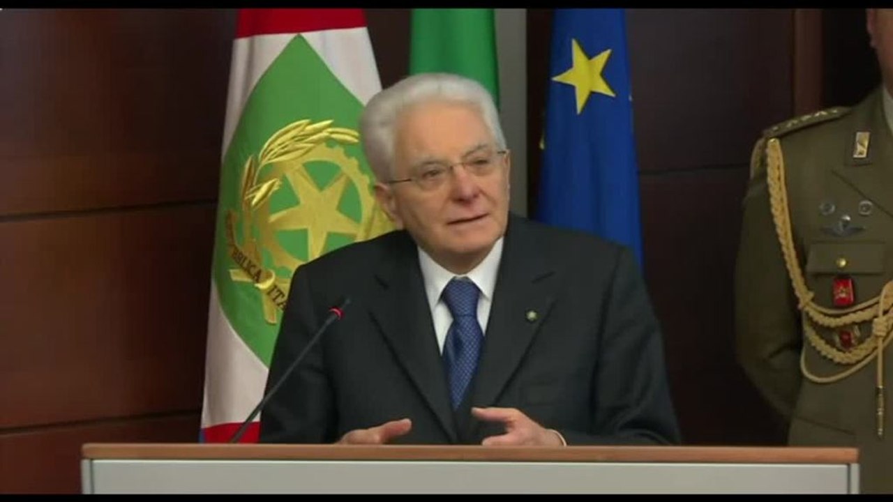 Mattarella alle Forze armate: la Repubblica vi...