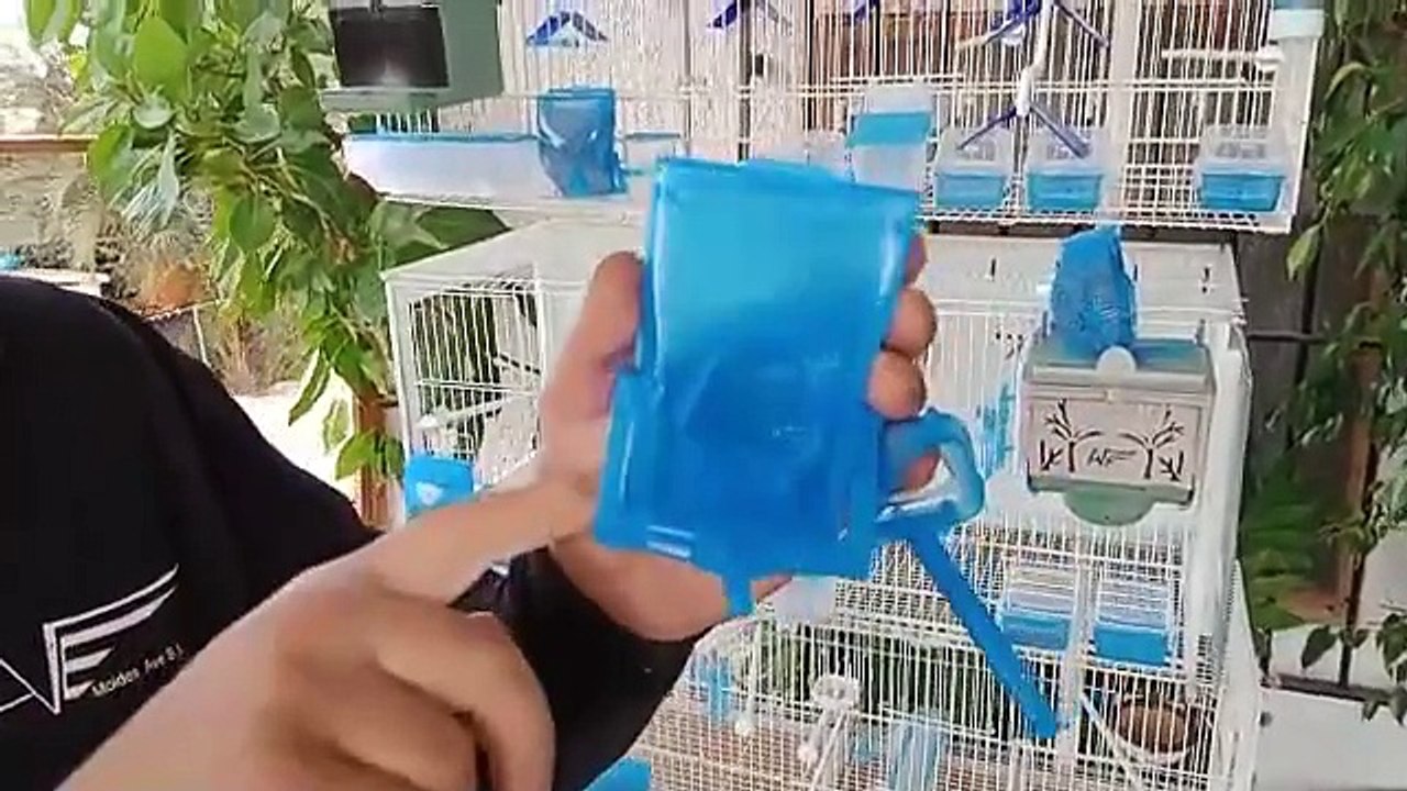 Moldes AVE._Tolva Eureka especial para pienso y semillas._La Tolva Eureka tiene un mecanismo basculante_ accionado por el propio pájaro_ único en el mercado._El sistema basculante de la tolva Eureka hace que el pienso fluya muy bien_ sin a(