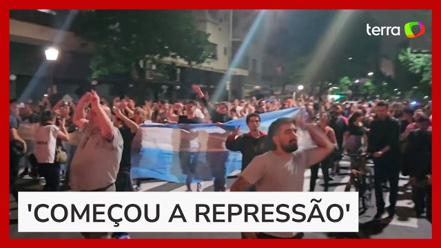 Governo Milei coloca polícia para revistar ônibus ao tentar sufocar protestos em Buenos Aires