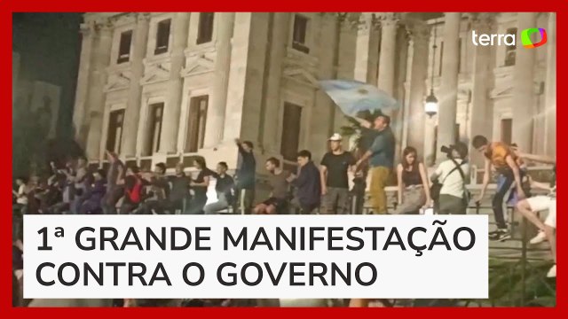 Argentinos fazem 'panelaço' em protesto a pacote com 30 reformas de Milei