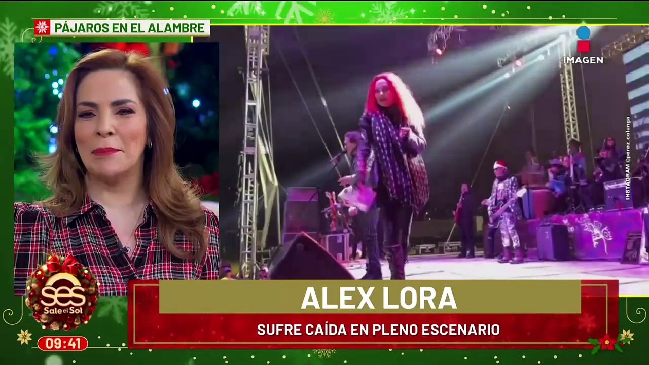 ¡Alex Lora SE CAE en pleno escenario al patear un balón!