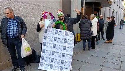 Decenas de personas hacen cola para ver en directo la Lotería de Navidad