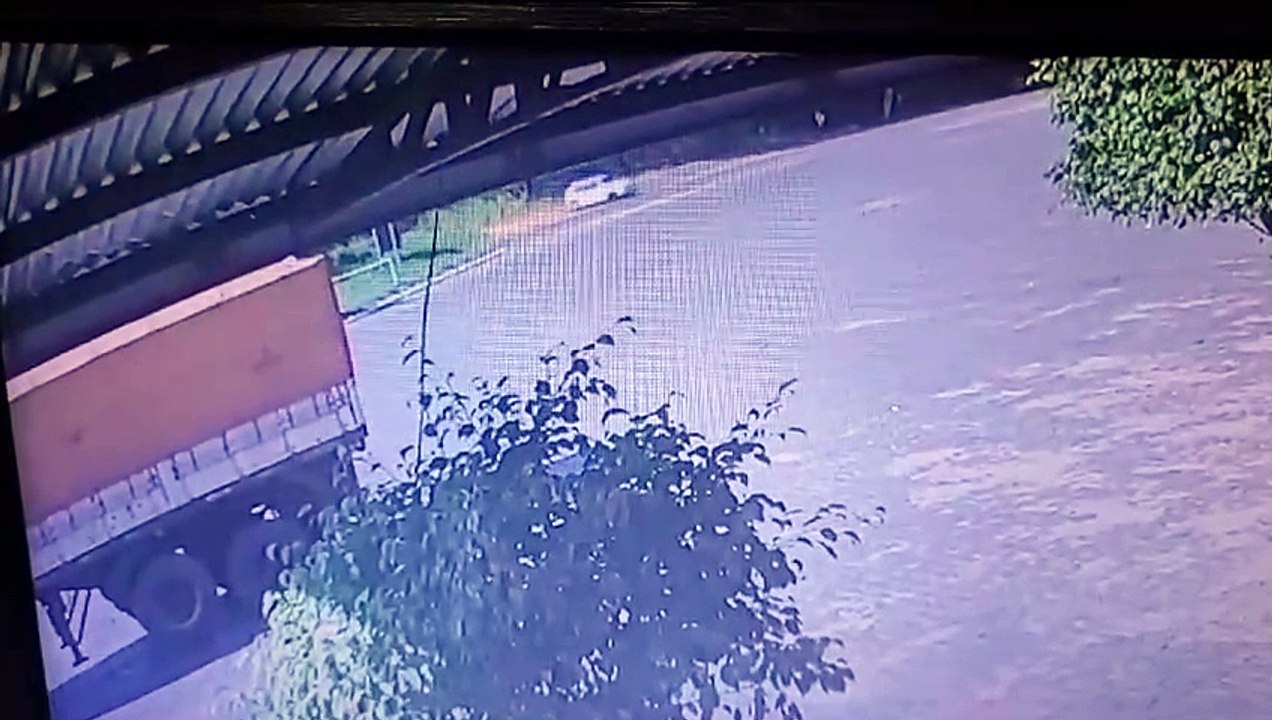 Três pessoas ficam feridas após grave colisão na PR-323 em Cruzeiro do Oeste 1