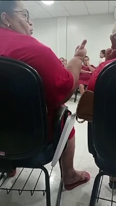 Mana Santos, líder comunitária da Terra Prometida, fala durante audiência sobre direitos humanos