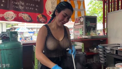 Download Video: Lady chef cooking the most popular pork noodles - Thai street food