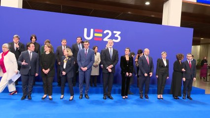 La Reina Letizia cierra su agenda oficial de 2023 con un traje de terciopelo