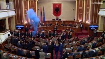 شاهد: أطلقوا الدخان ورفعوا الكراسي.. فوضى في البرلمان الألباني بعد رفع الحصانة عن الوزير السابق