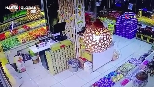 Hatay'da deprem anında korku dolu anlar! Kendilerini sokağa attılar: Baya şiddetli oldu. İlk gün ki gibi geldi gitti, salladı