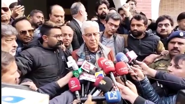 خواجہ آصف کی عثمان ڈار کی والدہ پر تشدد کے حوالے سے میڈیا سے گفتگو | The case of Khawaja Asif torture on Usman Dar mother. Khawaja Asif demanded to set up Panchayat. If I am found guilty. The whole city knows about Usman Dar family.