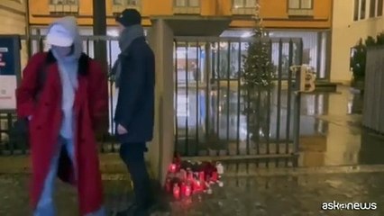 Скачать видео: Sparatoria a Praga, candele e fiori sul luogo della strage