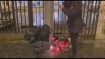 Sparatoria a Praga, candele e fiori sul luogo della strage