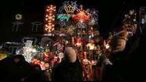 Le sfavillanti luminarie natalizie colorano Brooklyn