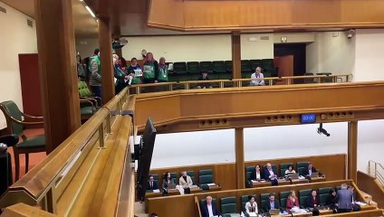 La presidenta del Parlamento Vasco expulsa a personas que protestaban pidiendo una subida de las pensiones