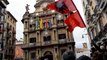 Simpatizantes de EH Bildu festejan en la plaza del Ayuntamiento de Pamplona el nombramiento de Joseba Asirón como alcalde