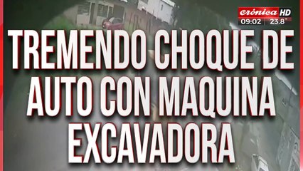 Video muestra el tremendo choque de un auto con máquina excavadora