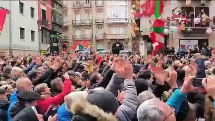 Joseba Asiron sale al balcón del Ayuntamiento de Pamplona para celebrar su vuelta a la alcaldía de Pamplona
