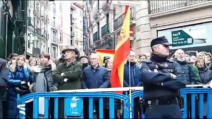Gritos de "Asiron, kanpora!" junto a la plaza del Ayuntamiento de Pamplona