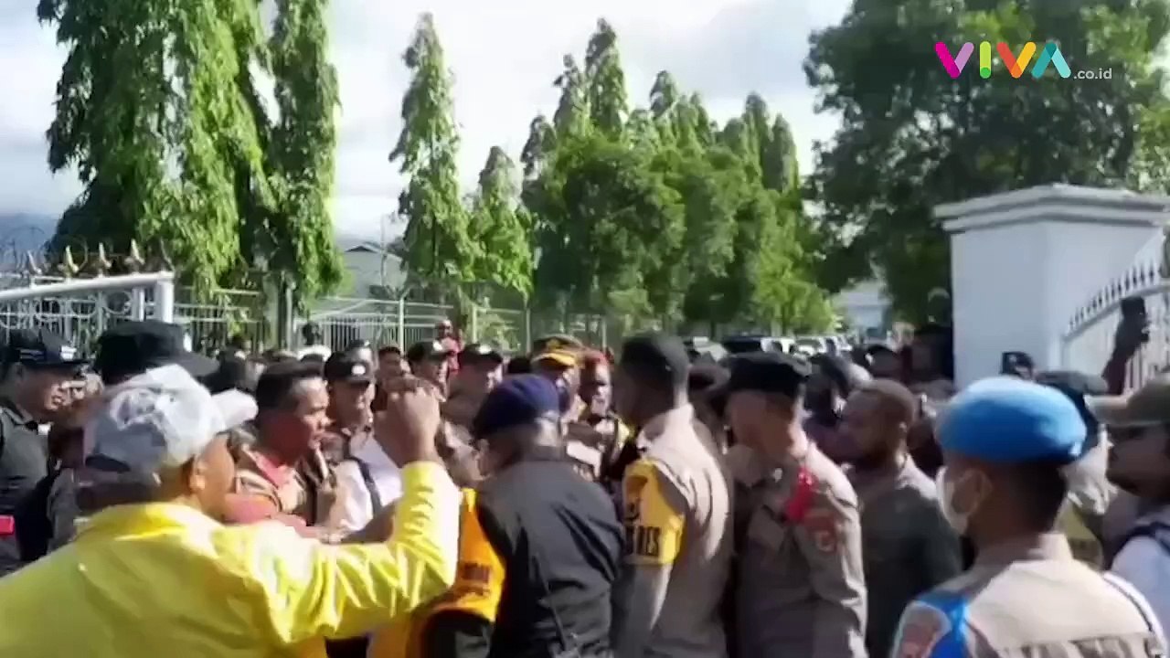 Ribuan Warga Papua yang Iringi Jenazah Lukas Enembe Ricuh