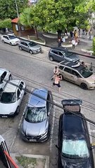 Homem ataca policiais e tentar arrancar a arma de um deles na Bahia