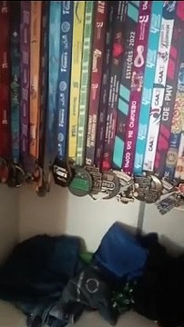 Família mostra medalhas de corredor vítima de latrocínio em Fortaleza