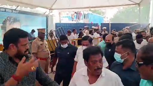 கேப்டன் விஜயகாந்துக்கு அதிமுக பொதுச்செயலாளர் எடப்பாடி பழனிசாமி நேரில் அஞ்சலி