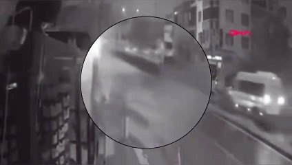 Minibüs, Motosiklete Çarptı! 2 Yaralı: Kaza Kamerada