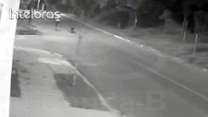 Câmera flagra suspeito de matar jovem correndo após crime