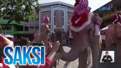 5 elepanteng nakabihis-Santa Claus, nagbigay-saya sa mga estudyante | Saksi