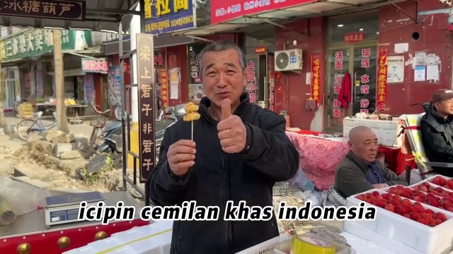 Promotion for selling Indonesian food corn fritters at traditional Chinese markets