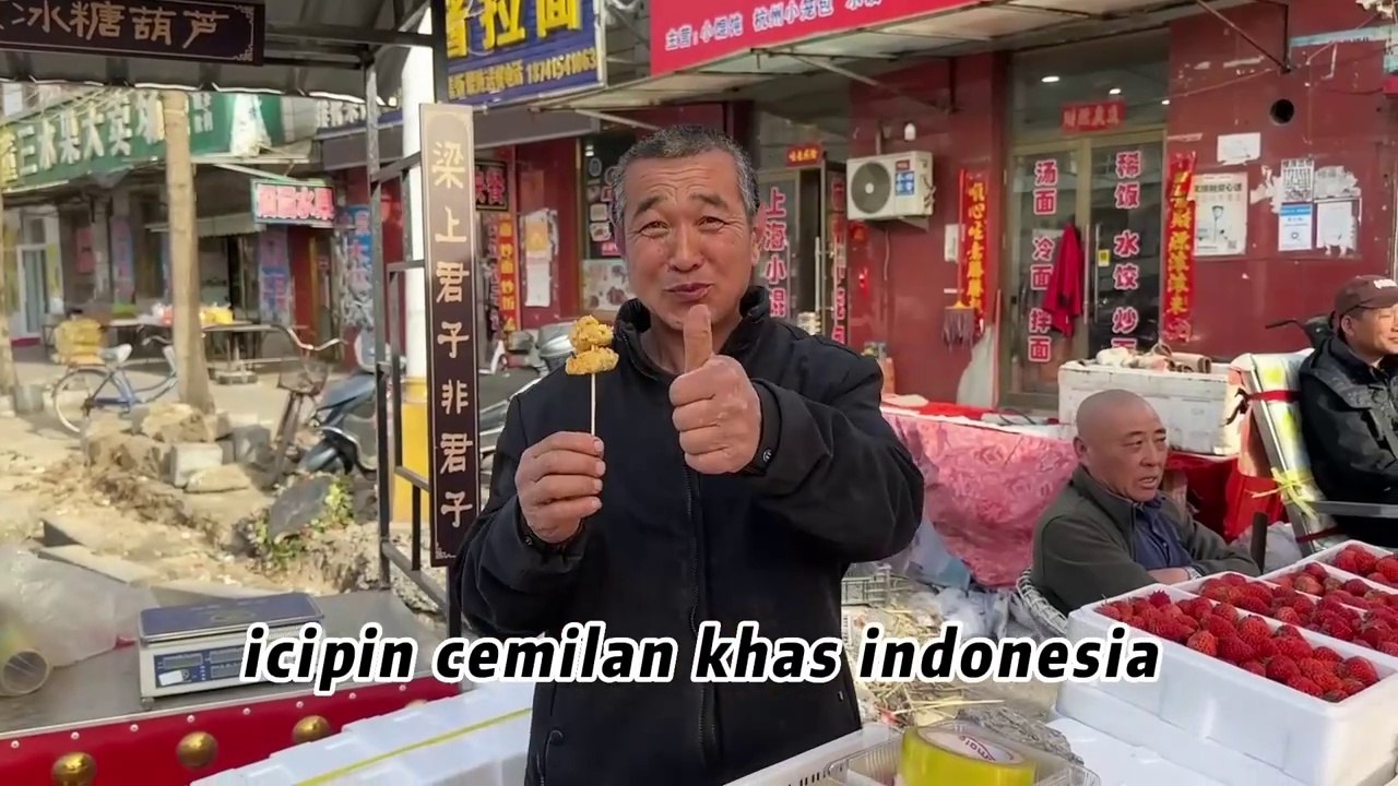 Promotion for selling Indonesian food corn fritters at traditional Chinese markets