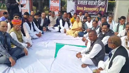 सांसदों के निलंबन पर जताया रोष, दिया धरना