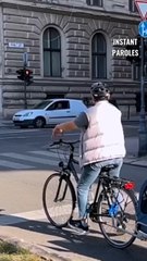 Ce cycliste descend de son vélo pour assurer la sécurité d’une petite fille