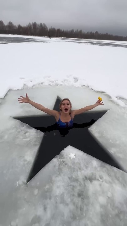 I make a Ice star in cold water ⭐️#icequeen #ice #winter