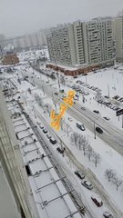 @"عاصفة فانيا تتسبب في اضطرابات في موسكو:ثلوج كثيفة تغطي موسكو مشاهد من قلب العاصفة"⛈️