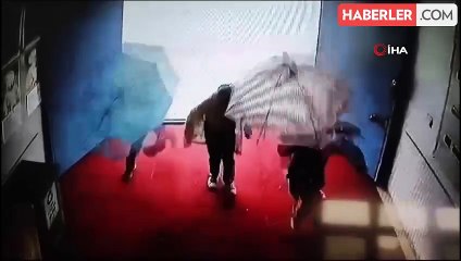 Yağmurdan kaçan keçi çocuklarla birlikte okula sığındı, o anlar kamerada