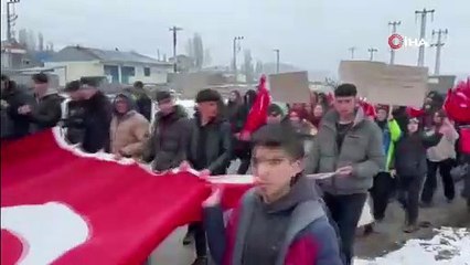 Öğrenciler eksi 15 derecede şehitler için 'saygı' nöbeti tuttu