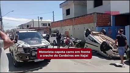 Motorista capota carro em frente a creche do Cordeiros