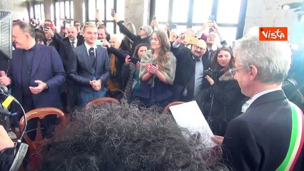 A Napoli il s? di Alessandro Cecchi Paone e Simone Antolini, l'unione civile celebrata da Manfredi