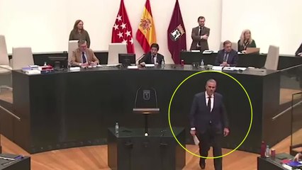 Ortega Smith tira una botella a la cara de un concejal  de Más Madrid tras intervenir en un pleno municipal