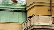 El momento en el que el tirador de Praga dispara desde un balcón de la Universidad Carolina