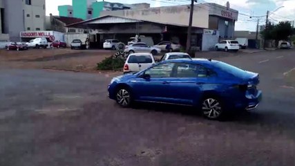 Colisão entre Gol e Ka mobiliza ambulância do Samu no Maria Luiza