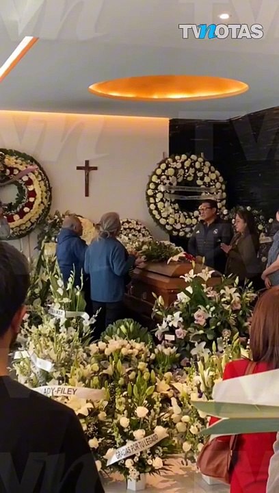 Familiares y fans despiden a Cristina Pacheco con aplausos